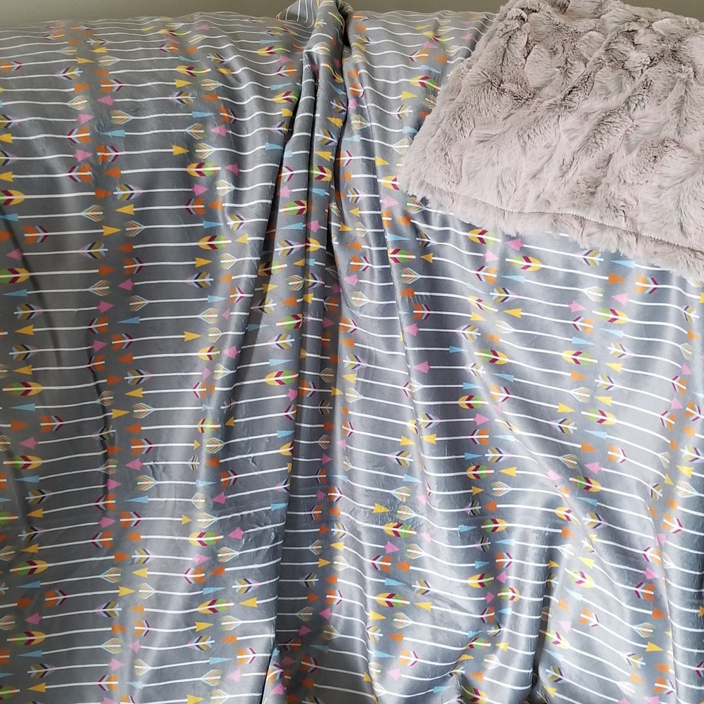 Minky Blanket Colorful arrows/frosted bella